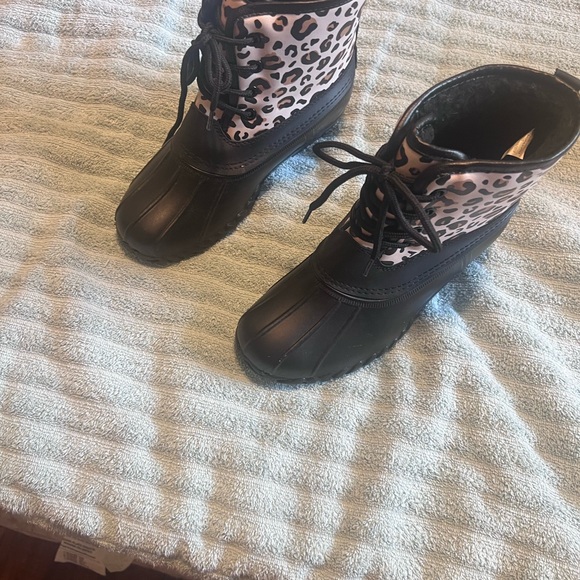 Cheetah print duck boots. Never worn. Fabkids - Picture 3 of 3